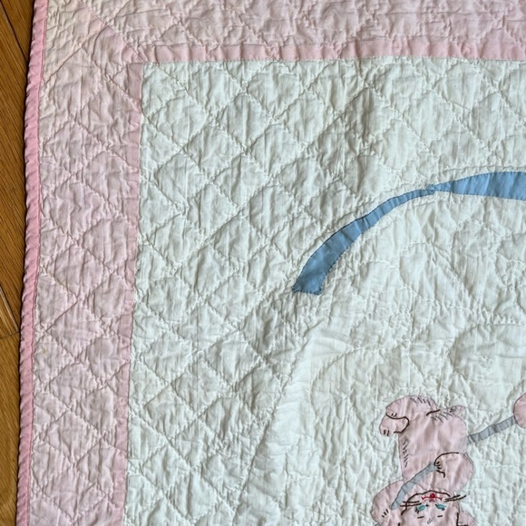 1930-50s PLAYFUL KITTEN APPLIQUÉD & QUILTED BABY BLANKET 37.5” X 51” PINK BORDER - Picture 5 of 12